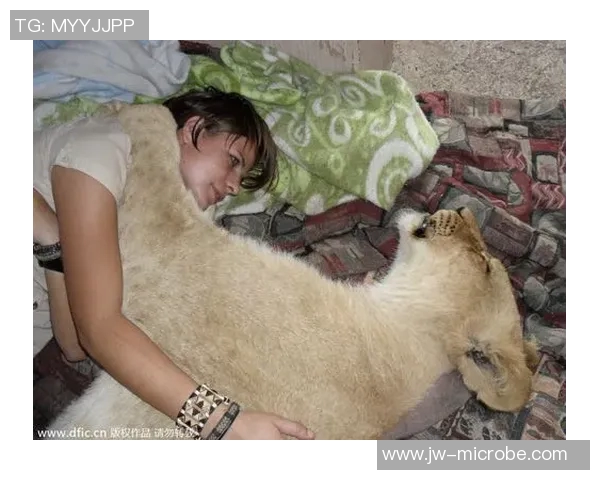 足球明星与可爱狗狗亲密合影展现温馨时刻与友谊的美好瞬间 足球明星与可爱狗狗亲密合影展现温馨时刻与友谊的美好瞬间