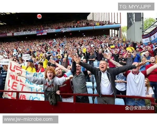 足球明星进球瞬间球迷狂欢反应热烈引发全场欢呼与激情互动 足球明星进球瞬间球迷狂欢反应热烈引发全场欢呼与激情互动